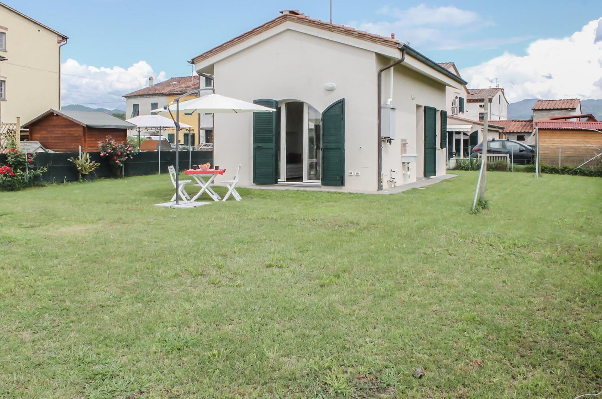 Modern Home With Private Parking Near The Station! Lucca Exterior photo