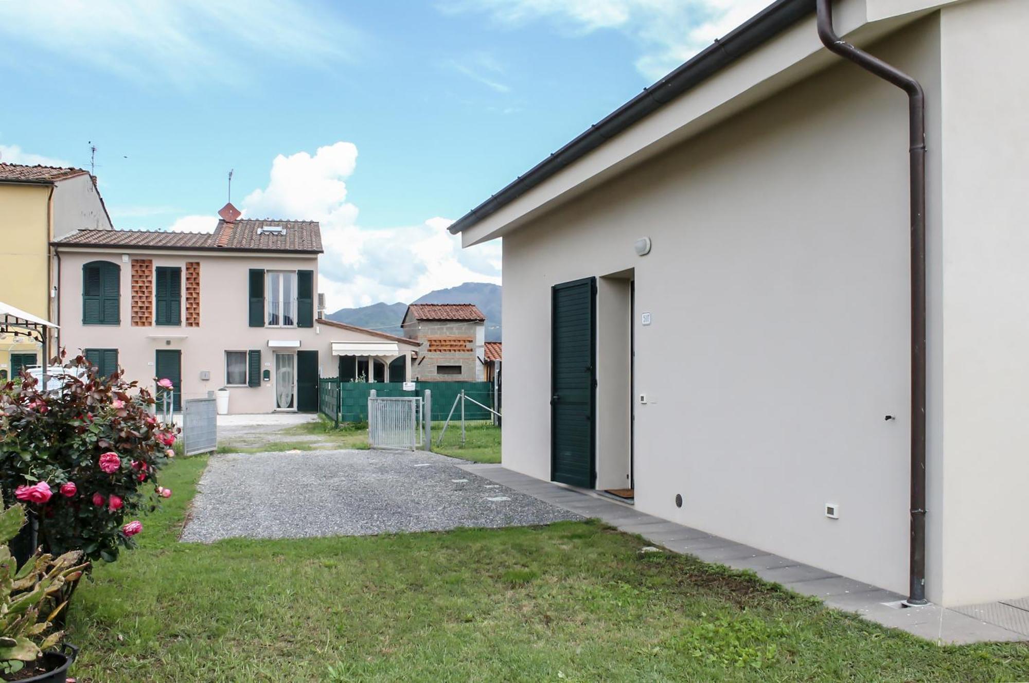 Modern Home With Private Parking Near The Station! Lucca Exterior photo